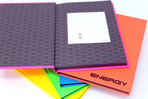 RHEITA Kladde "Energy" mit umlaufenden Druckrand, A4, liniert, 96 Blatt, 70g/m², 5 Farben sortiert